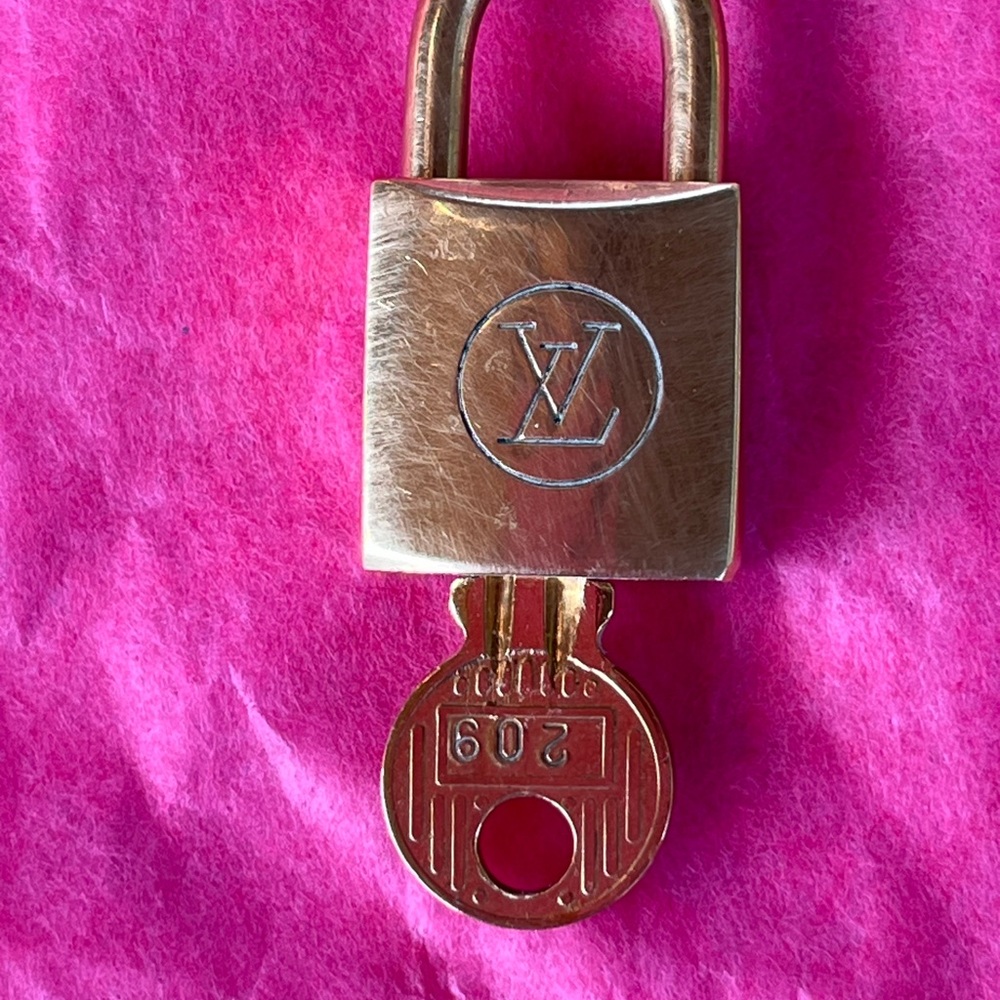LOUIS VUITTON #209 RARE LOCK AND KEY